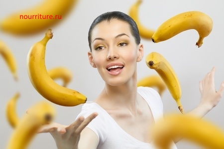 Женщина жонгирует бананами.jpg